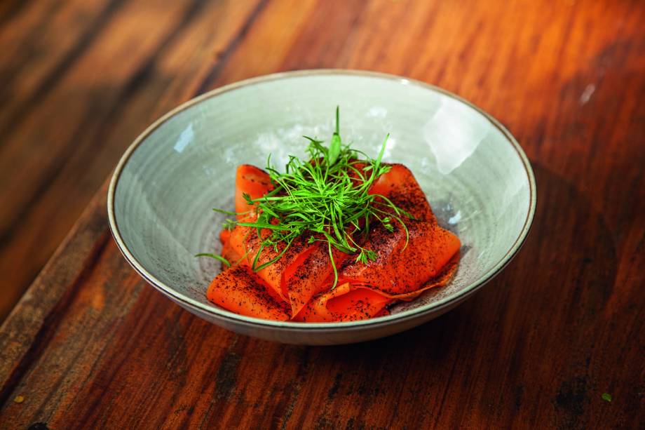 Cenoura em três texturas: lâminas branqueadas e marinadas em caldo cítrico Cenoura em três texturas: lâminas branqueadas e marinadas em caldo cítrico