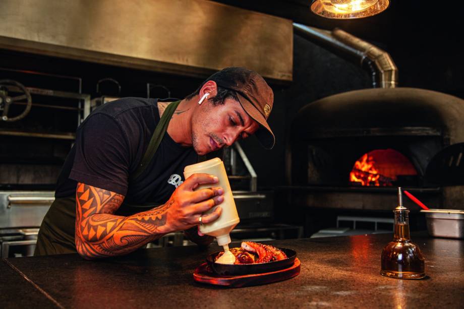 Dário Costa: finalizando pedida com polvo no Deus Ex Machina Dário Costa: finalizando pedida com polvo no Deus Ex Machina