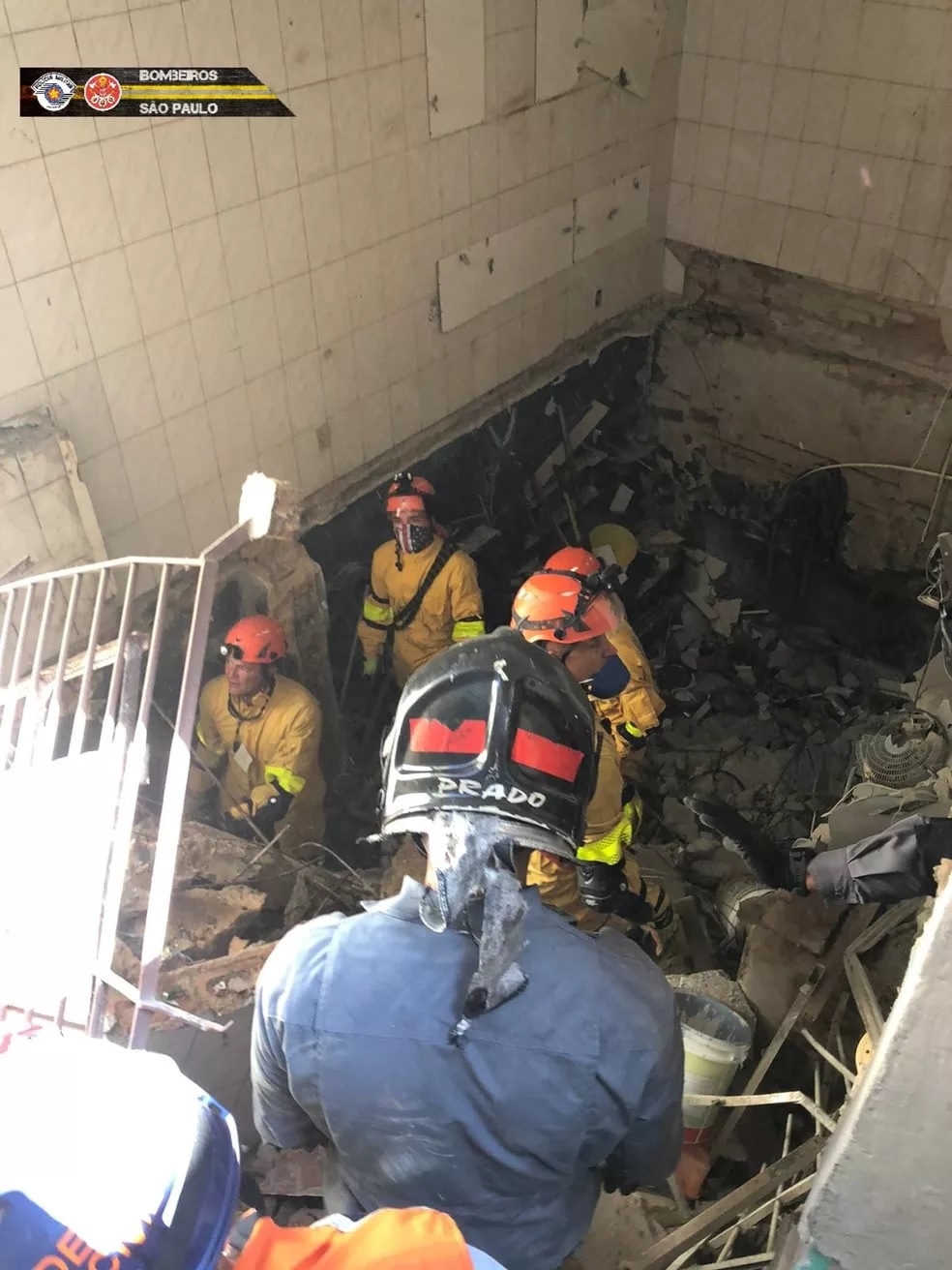 Corpo de Bombeiros atende explosão em residência na Ccangaíba, na Zona Leste de SP, nesta quarta-feira, 25 de maio (Divulgação-Corpo de Bombeiros) Foto exibe bombeiros em local de desabamento por explosão.