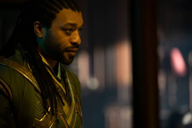 Chiwetel Ejiofor é Karl Mordo em Doutor Estranho 2