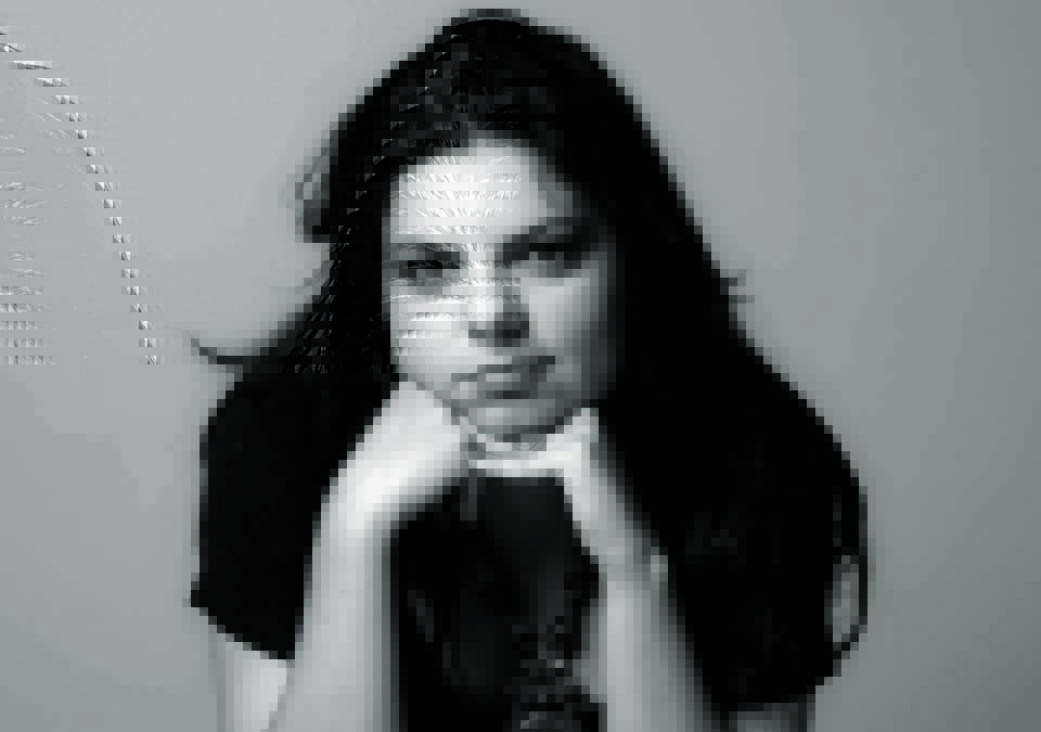 Sandra Cristina Dias.jpg Sandra Cristina Dias posa com as mãos no queixo