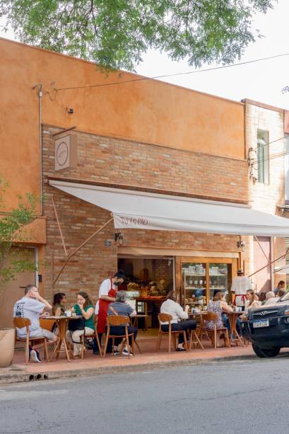 Fachada: mesinhas na calçada acomodam parte da clientela