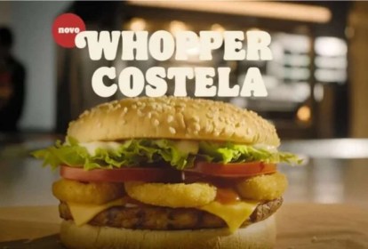 Imagem da propaganda do lanche. Na parte superior está escrito 'Whopper Costela'