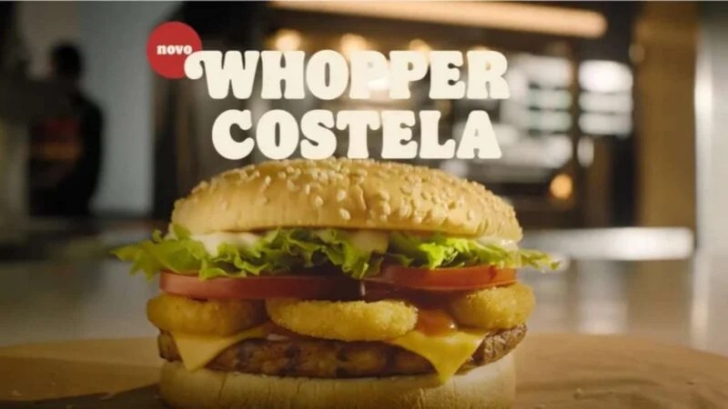 Imagem da propaganda do lanche. Na parte superior está escrito 'Whopper Costela'