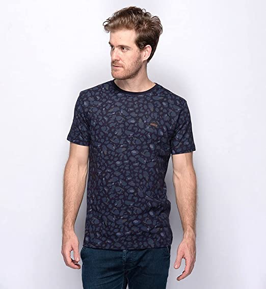 Modelo branco, magro e de cabelos e barba castanhos usa camiseta azul com estampa de on&ccedil;a