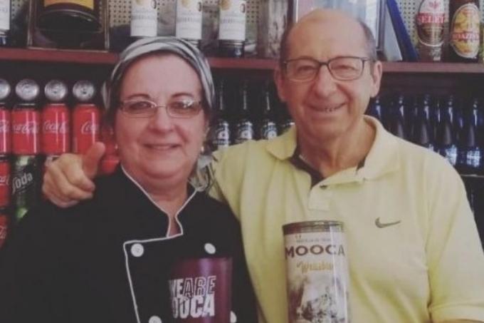 Rosana Rossoto Luizetta e Giba posam lado a lado no ambiente do bar por eles comandado