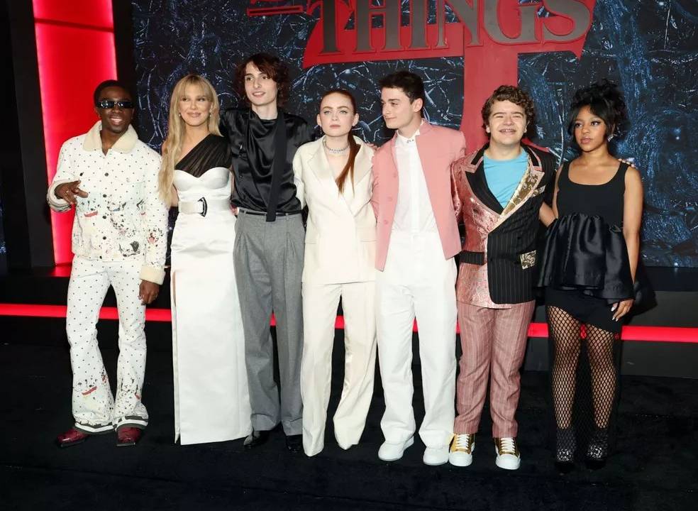 Elenco de Stranger Things na première da 4ª temporada