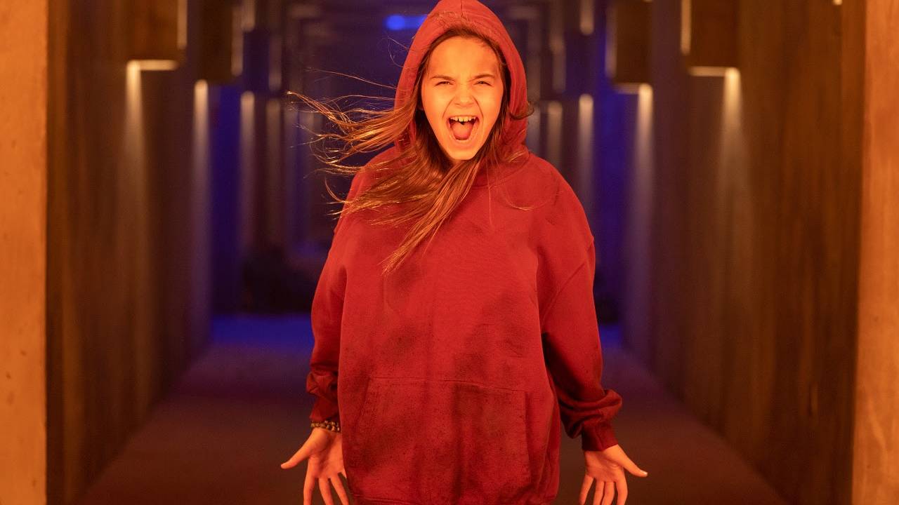 Menina de moletom vermelho grita