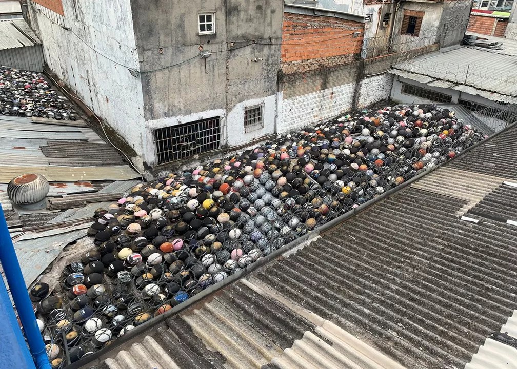 'Cemitério' de capacetes no centro de São Paulo