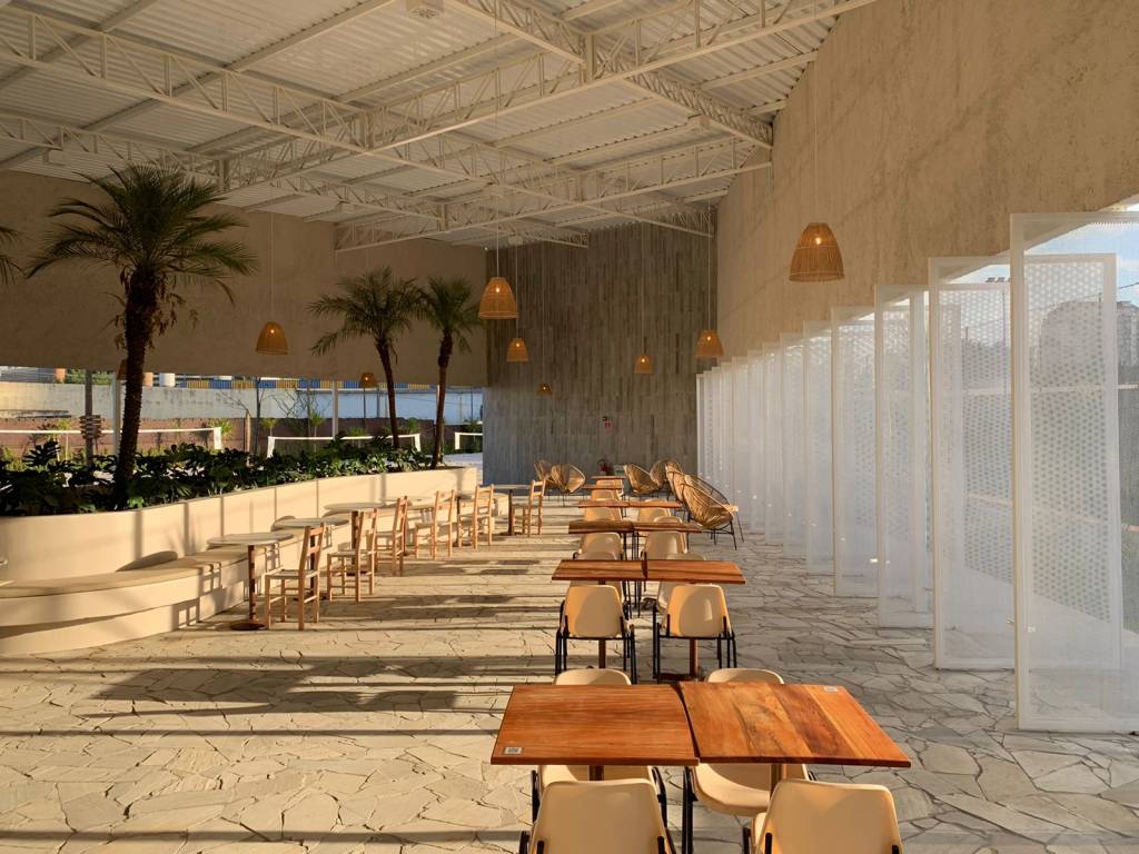 Nova unidade do Botanikafé serve brunch em complexo de quadras de areia