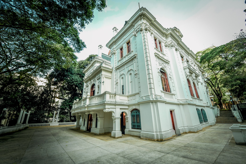 Parte de trás do Casarão, voltada ao shopping. O prédio branco tem arquitetura antiga e luxuosa