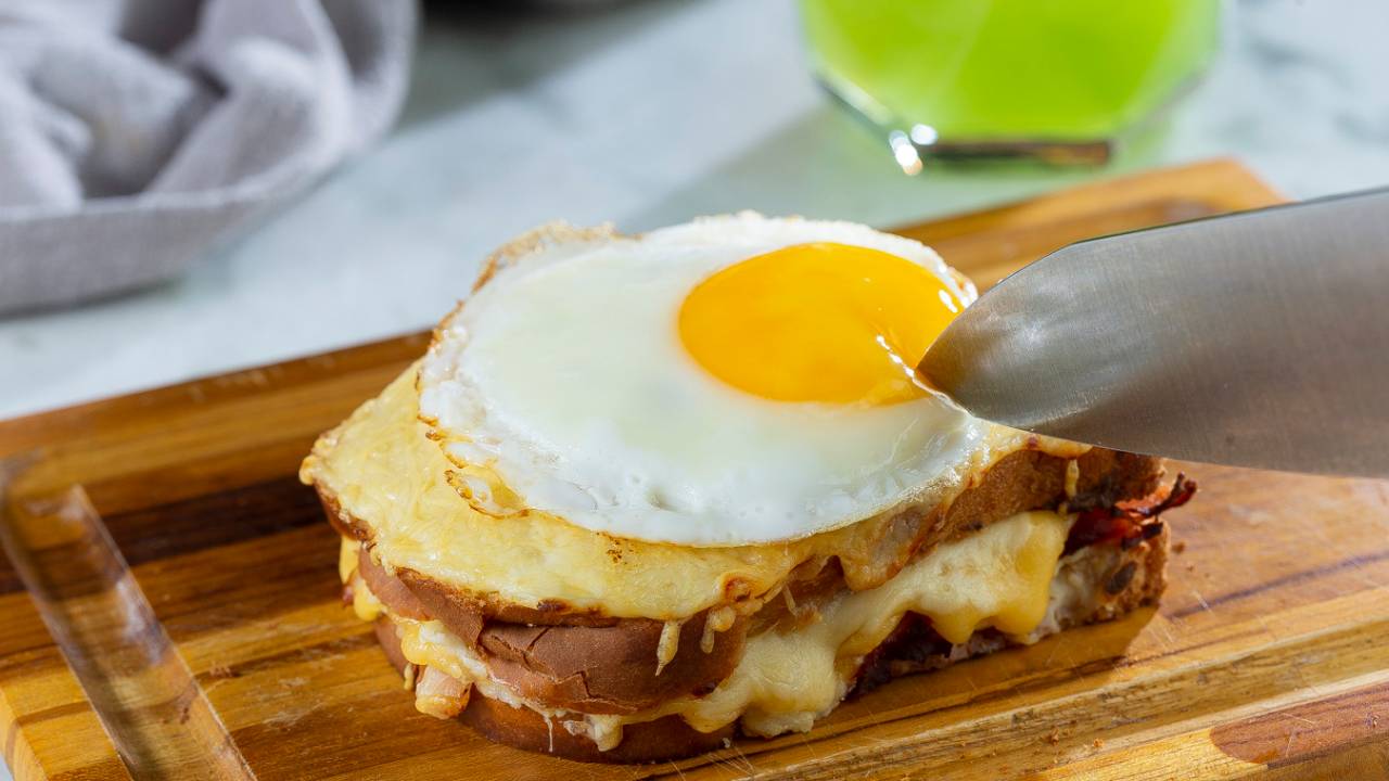 Croque madame servido sobre tábua de madeira