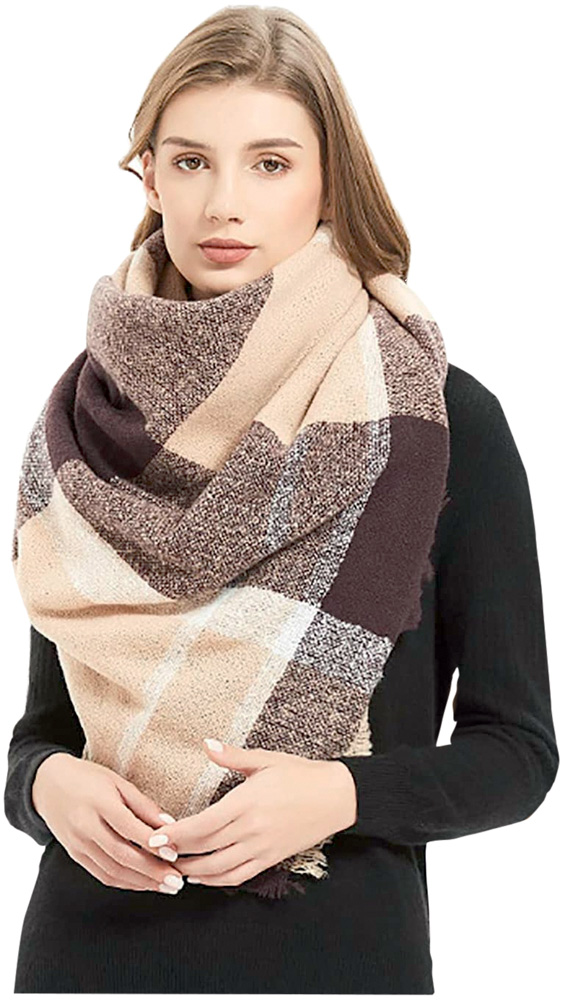 Modelo branca, magra, loira e de cabelos lisos e compridos usa cachecol xadrez em tons terrosos