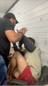 Manoel Sabino imagem mostra homem agredindo outro