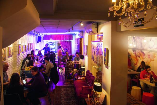 Casa Fluida Ambiente de bar agitado e com luzes neon