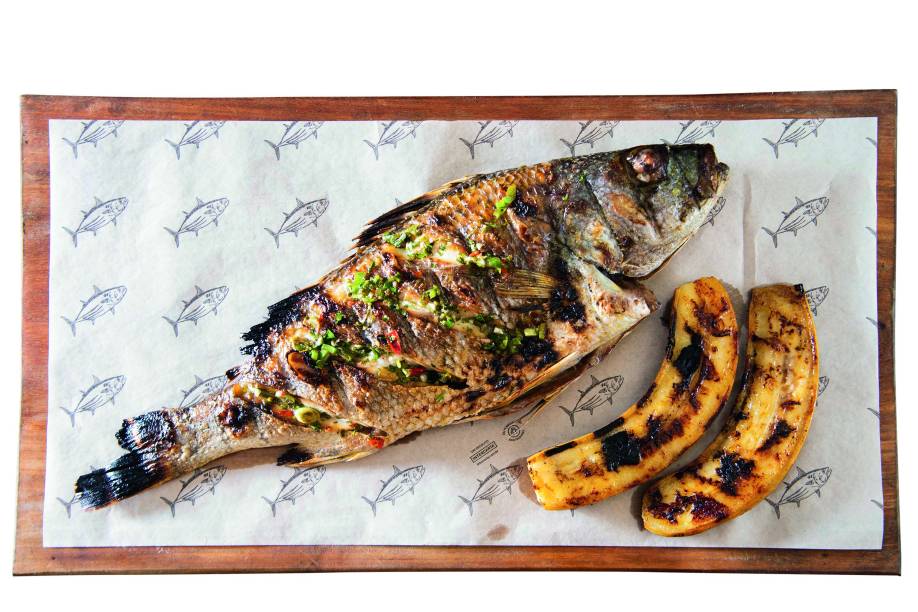 Peixe roncador grelhado com banana-da-terra Peixe roncador grelhado com banana-da-terra