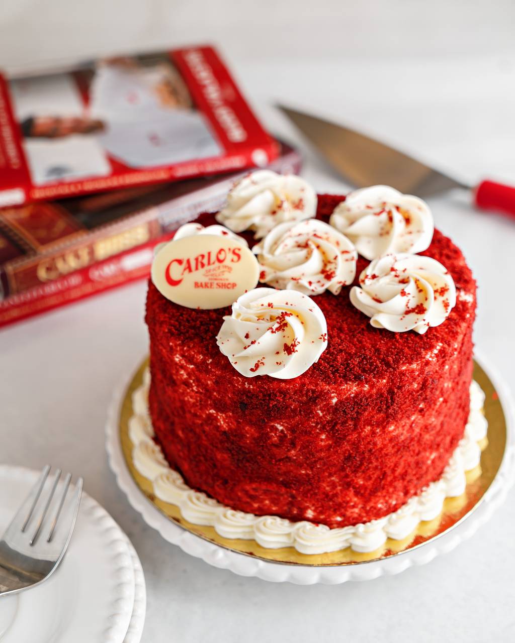 Carlo’s Bakery Bolo red velvet decorado com o nome da Carlo's Bakery