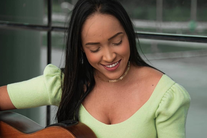 Cantora de 27 anos morre ao ser atingida por carro desgovernado