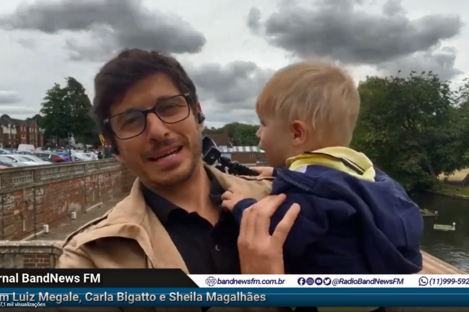 Repórter faz entrada ao vivo com filho no colo: “Não pôde ir pra creche”