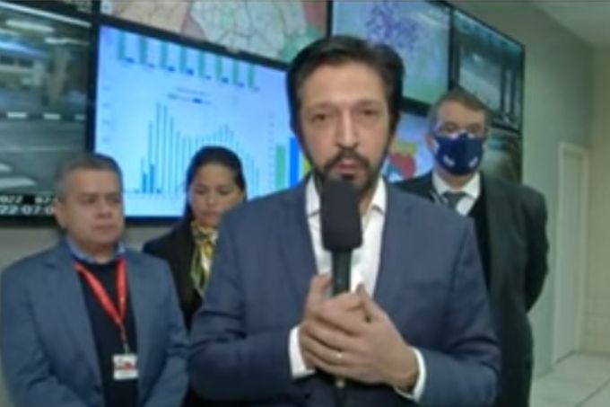 Nunes da sede da SPTrans durante entrevistas à TV Bandeirantes