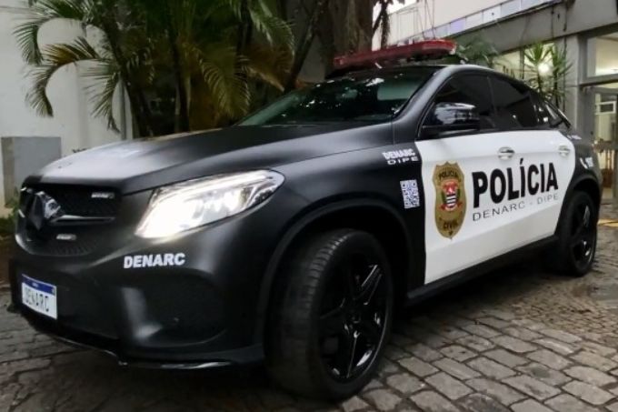 Foto mostra carro da polícia