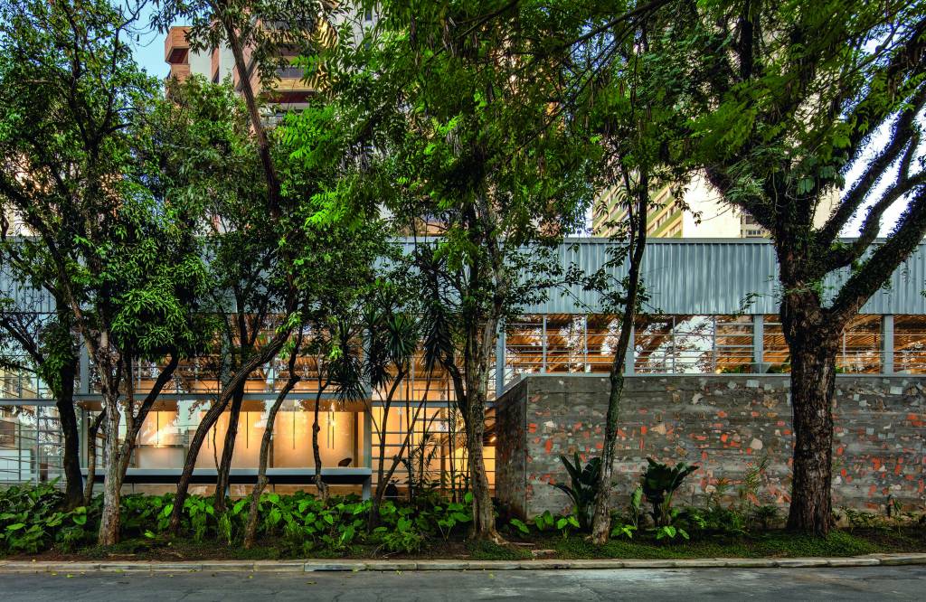 Marca Teo inaugura galeria em Pinheiros com móveis modernistas