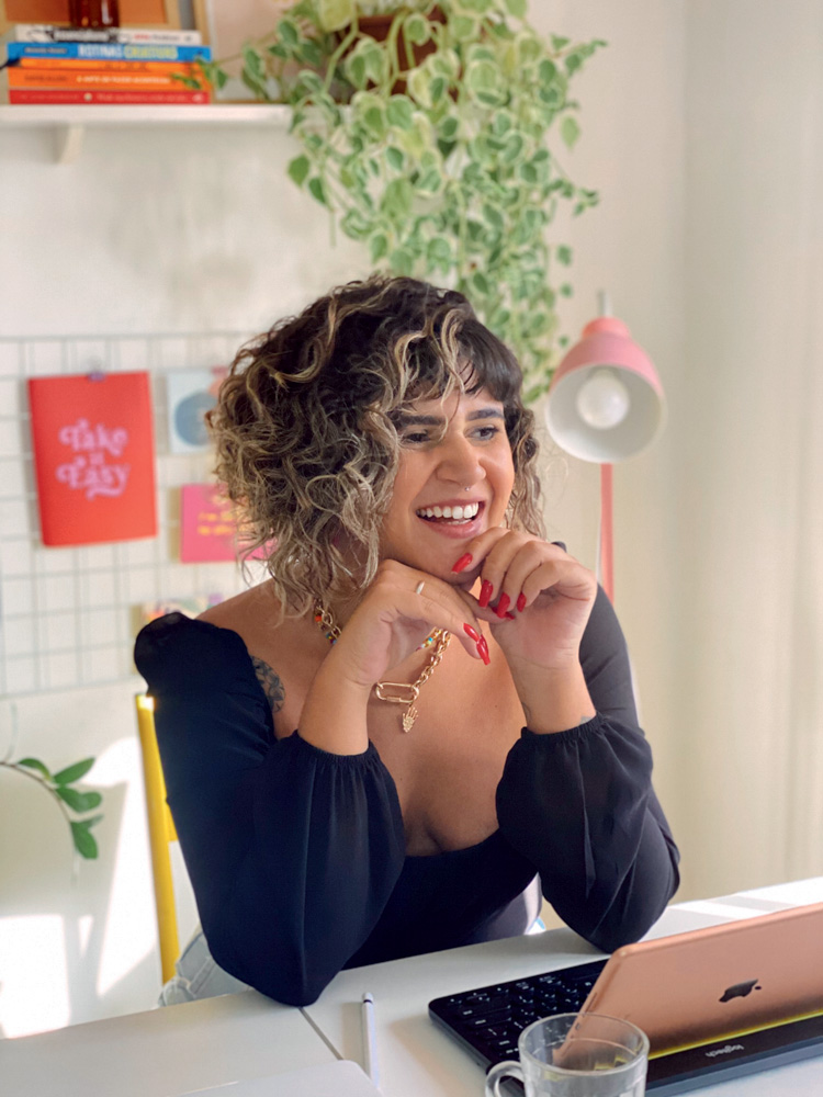 Lari Rodrigues – Hábitos que Mudam.jpg Larissa aparece com os dois braços apoiados em uma mesa e sorrindo, com a mão esquerda encostado no rosto