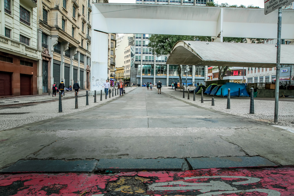 PATRIARCA_3.JPG Imagem mostra calçada esburacada em praça