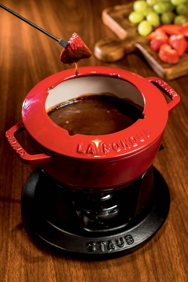 fondue de chocolate em uma panela vermelha