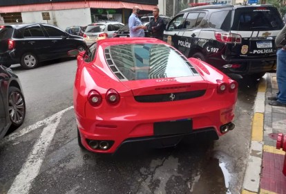 Ferrari foi um dos carros apreendidos por não ter comprovação de origem