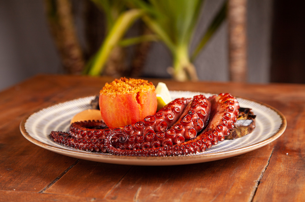 Rodolfo De Santis abraça a culinária grega no Aquiles Taberna