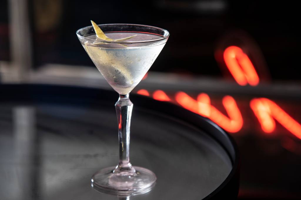 Vesper martíni – RIVIERA BAR imagem do drinque em uma taça de martini