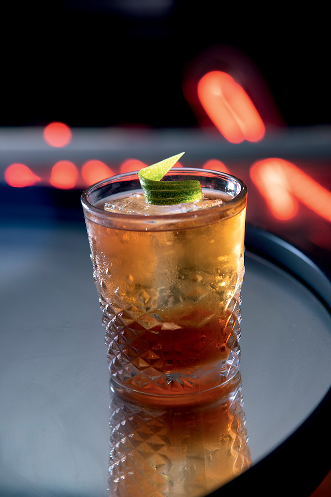 Rabo de galo – RIVIERA BAR drinque em copo