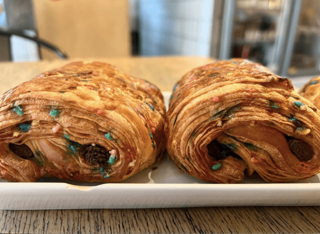St Chico_Pain au Chocolat_Divulgação dois pain au chocolat com enfeites coloridos na massa
