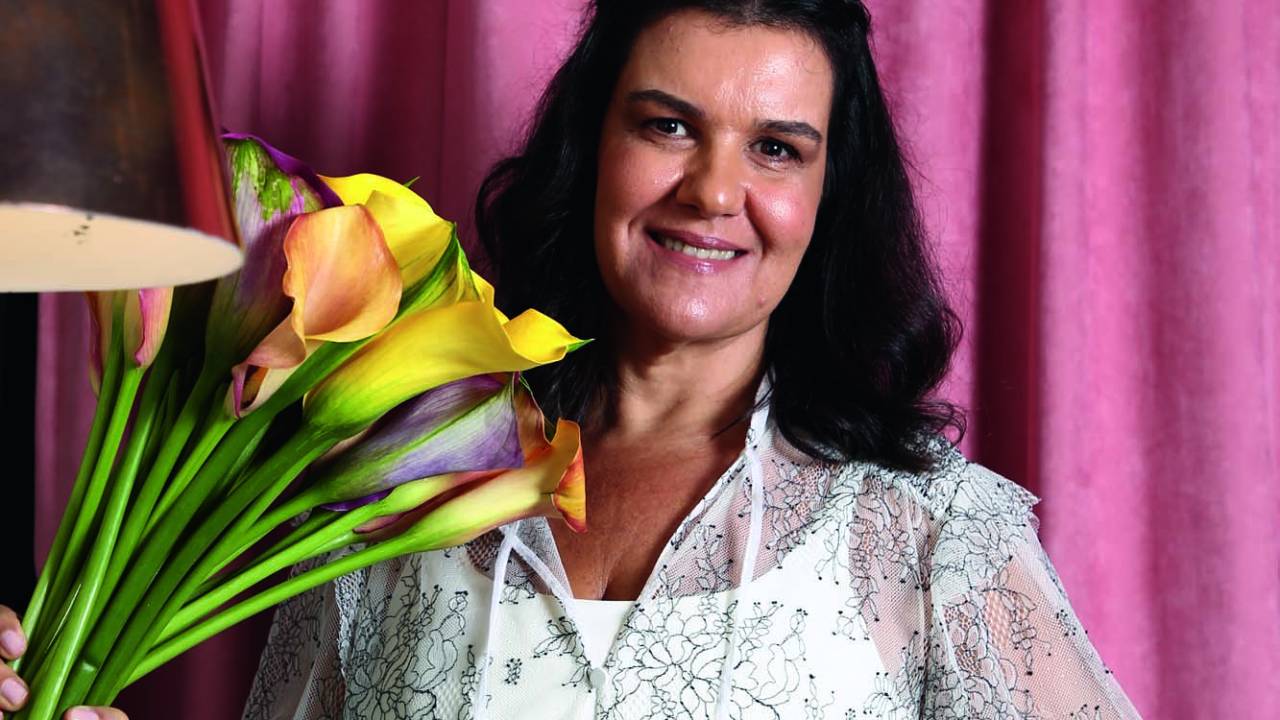 Mulher segura ramo de flores