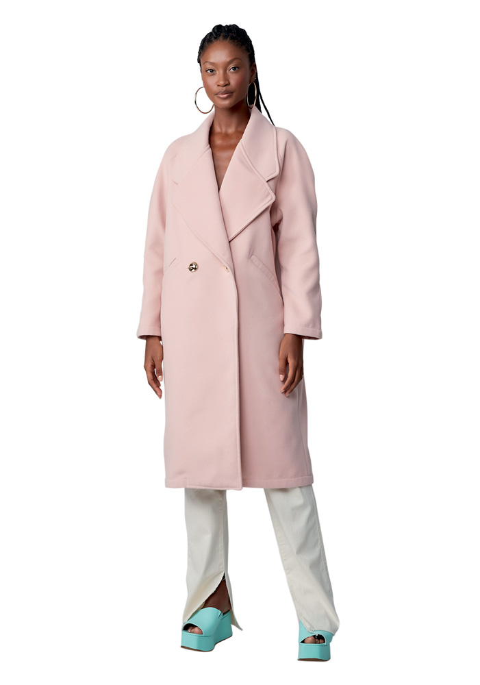 Modelo negra e magra usa trench coat longo rosa bebê