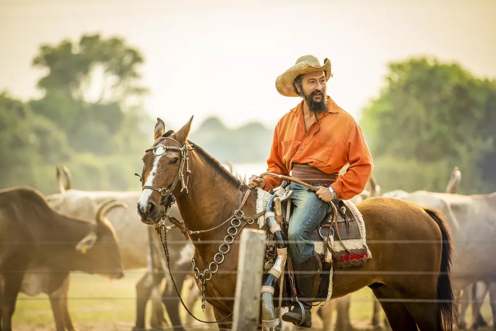 Irandhiir Santos em cena em Pantanal: ele está montado em um cavalo