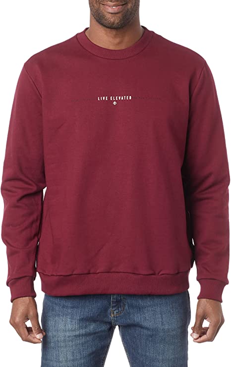 Modelo negro e magro usa blus&atilde;o de moletom vermelho