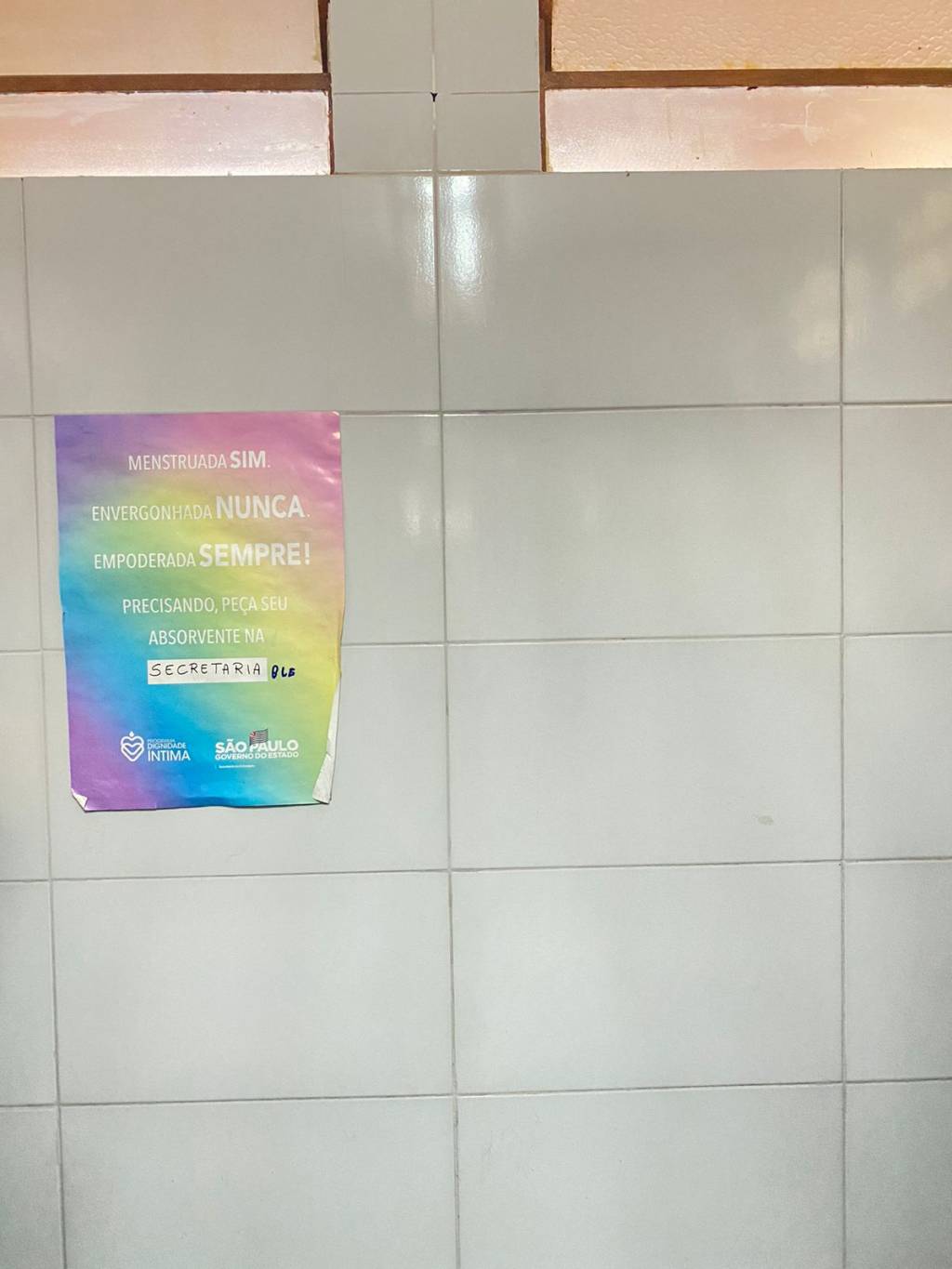 camaraBanheiro1 Câmera foi instalada dentro de revestimento da parede do banheiro de escola estadual, entre dois vitrôs