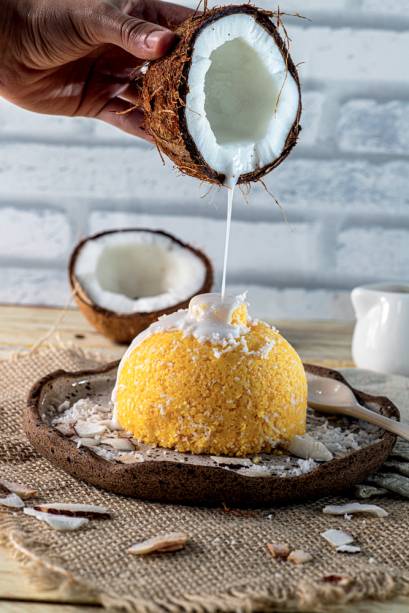Versão doce: cuscuz com leite de coco Versão doce: cuscuz com leite de coco
