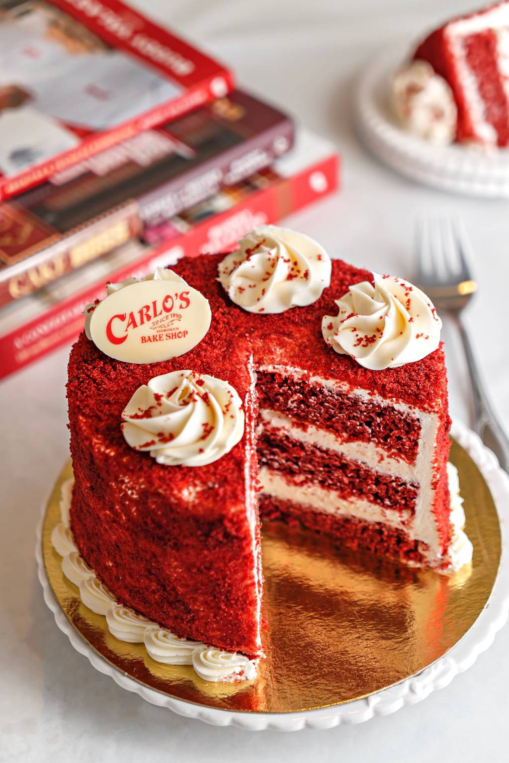 Carlo’s Bakery Bolo red velvet com um pedaço cortado