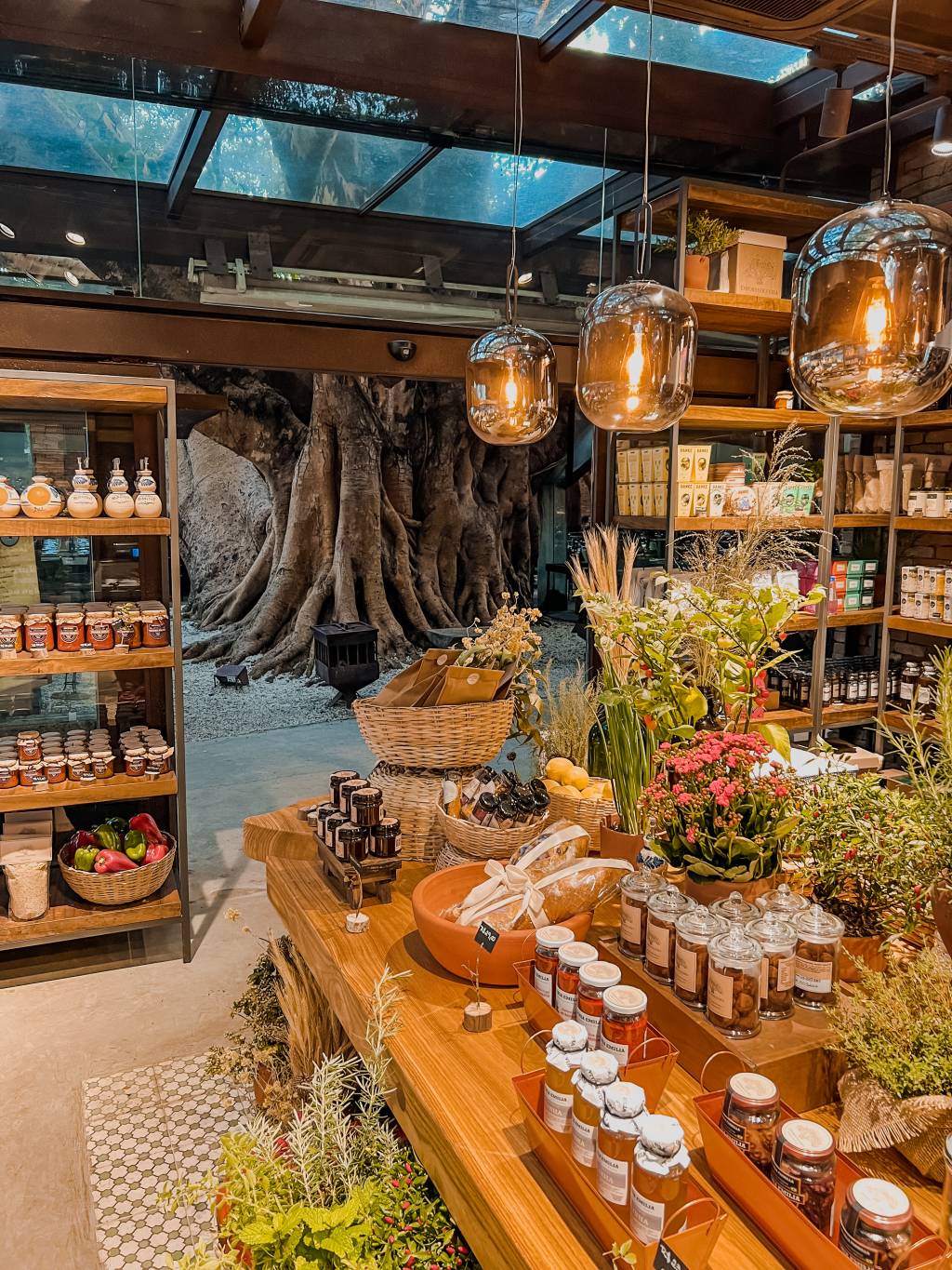 Figueira Rubaiyat ganha mercearia onde vende carnes, pães e outros itens para levar