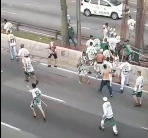 Pessoas brigam em via