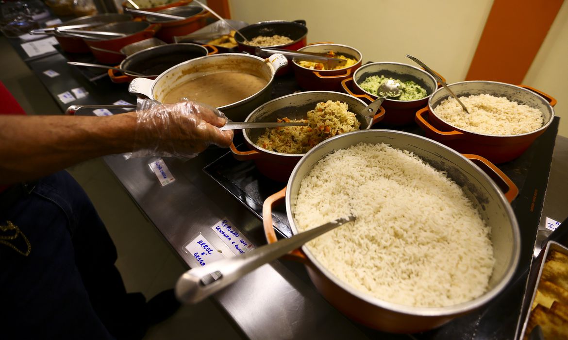 Comida servida em restaurante self-service