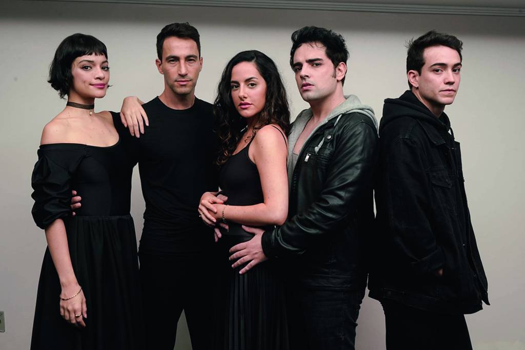 2022 06 23_WEST SIDE STORY_DIVULGAÇÃO_©HELOISA BORTZ_480_WEB.JPG Imagem mostra cinco pessoas em pé. Duas, um homem e uma mulher, aparecem abraçados ao centro