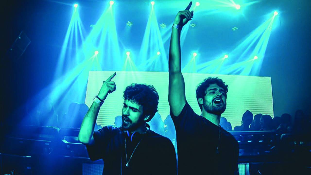 Dupla de música eletrônica Cat Dealer em show