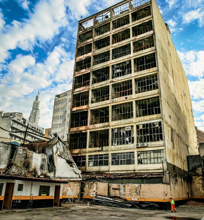 Incêndio atingiu prédios na Rua 25 de Março e adjacências. Nove edifícios foram interditados.