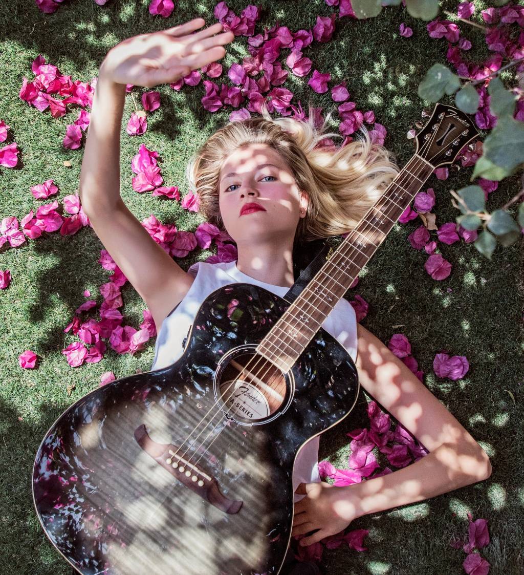 Modelo e cantora lança álbum inspirado em sequência matemática