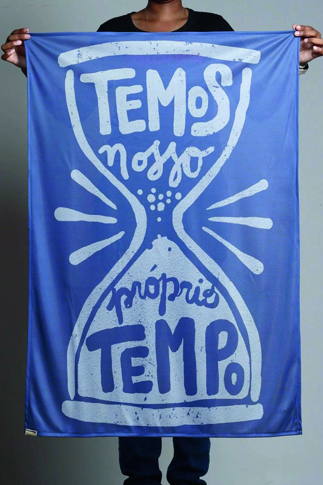 Bandeira azul com ilustra&ccedil;&atilde;o com letra da Legi&atilde;o Urbana