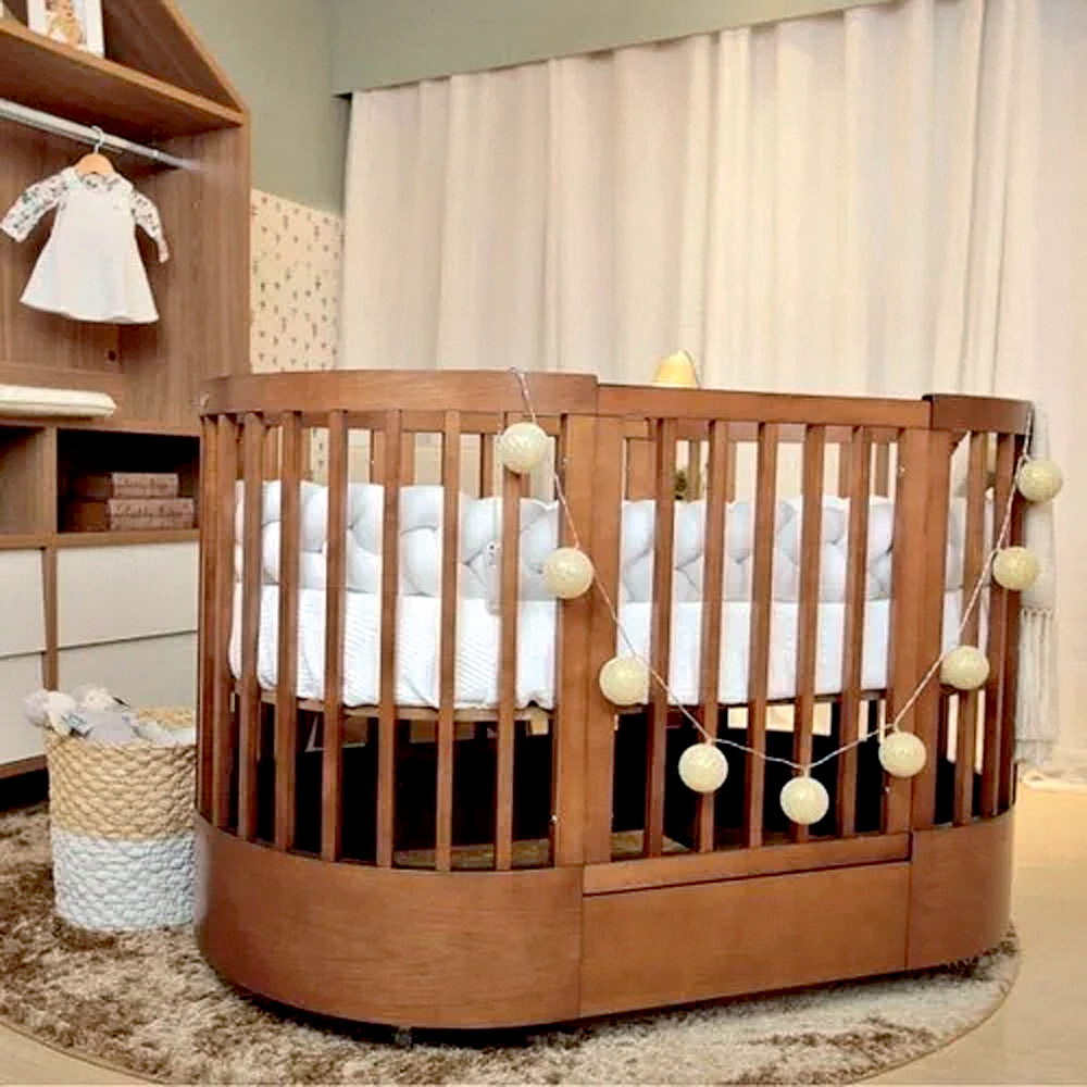 Ber&ccedil;o em formato oval feito de madeira clara